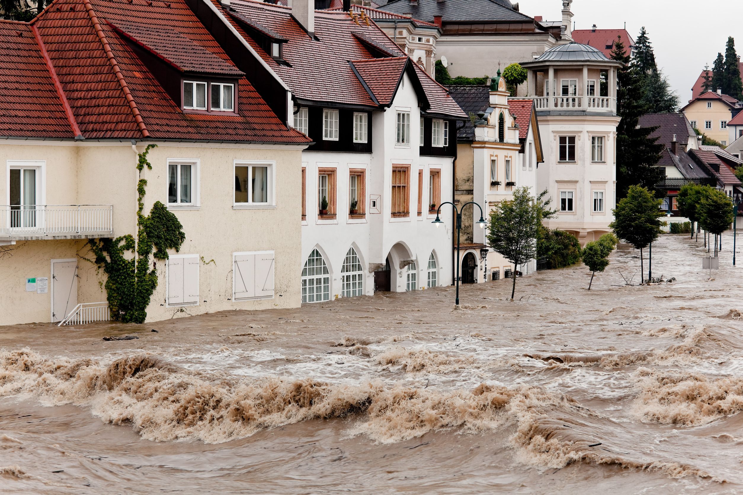 18053455_l-flooding-the-streets-in-steyr-austria-