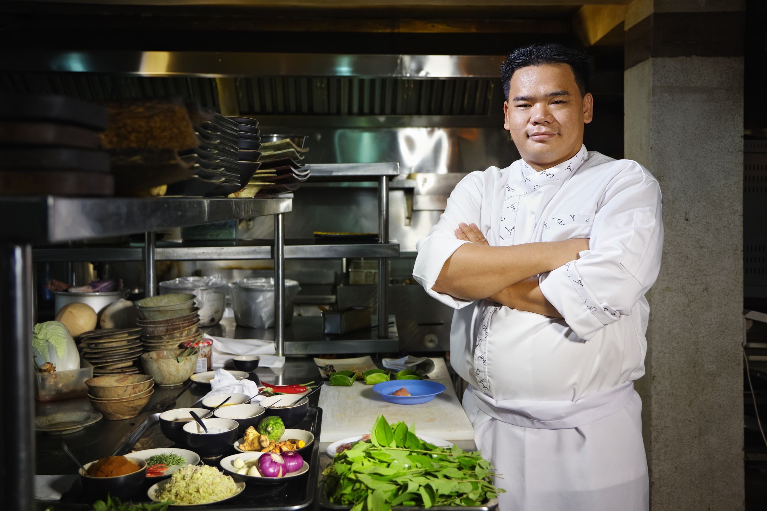 11791632_l-chinese-chef-in-the-kitchen-of-an-Asian-restaurant