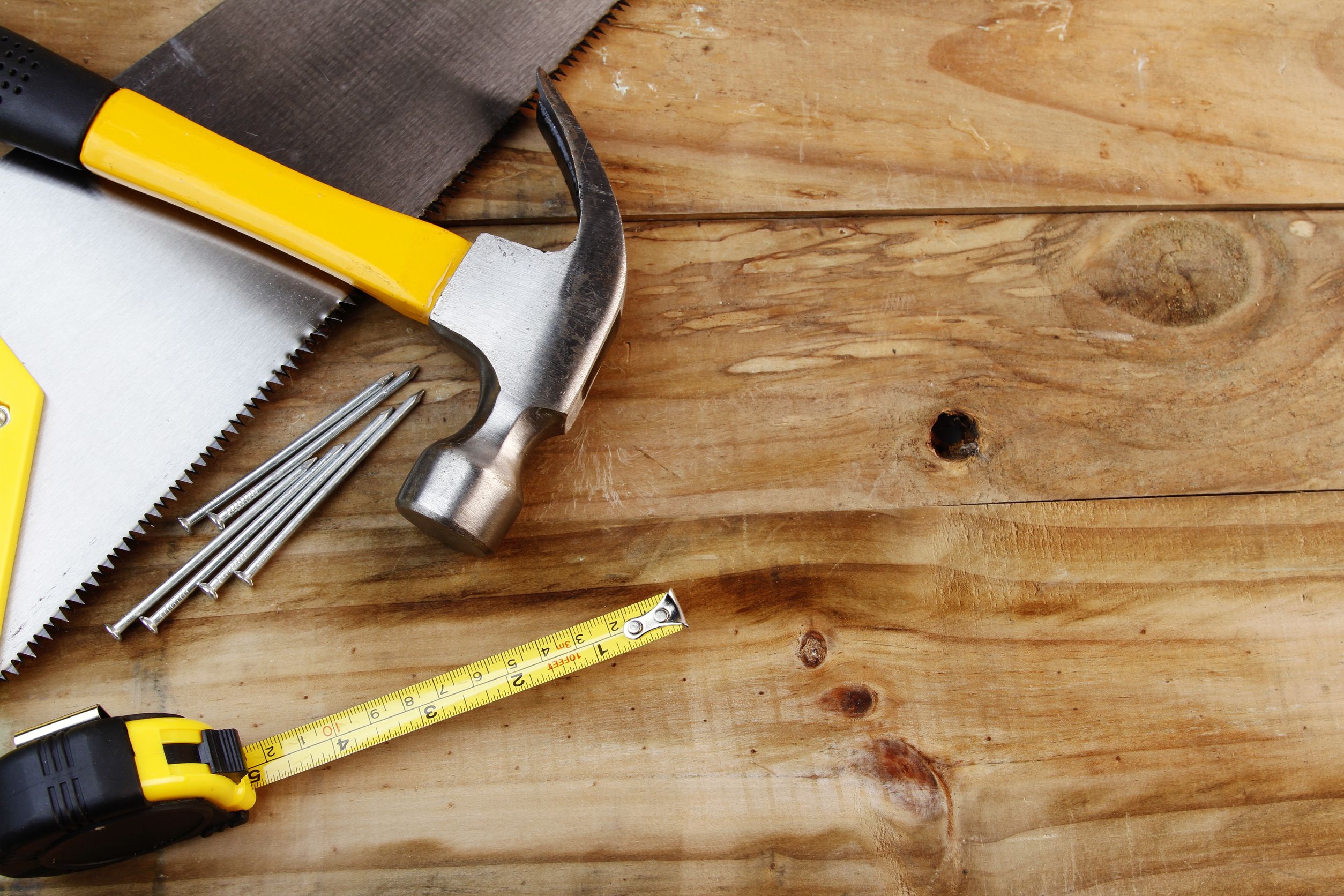 17312506_l-Assorted-work-tools-on-wooden-planks